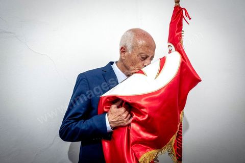 15 septembre 2019 : 18h alors que les bureaux de vote ferment, les premières rumeurs mettent le candidat indépendant et atypique Kais Saied, juriste conservateur, au second tour des élections présidentielles, dans son bureau austère au centre ville de Tunis, il reçoit les félicitations de sa proche équipe de campagne. Emotions retenues, pour une victoire suprise d'un candidat sans parti, ni structure, sans budget, ni soutien. 