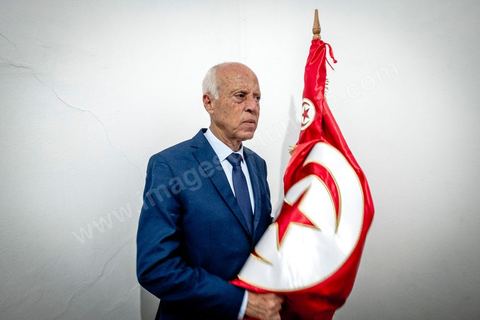 15 septembre 2019 : 18h alors que les bureaux de vote ferment, les premières rumeurs mettent le candidat indépendant et atypique Kais Saied, juriste conservateur, au second tour des élections présidentielles, dans son bureau austère au centre ville de Tunis, il reçoit les félicitations de sa proche équipe de campagne. Emotions retenues, pour une victoire suprise d'un candidat sans parti, ni structure, sans budget, ni soutien. 