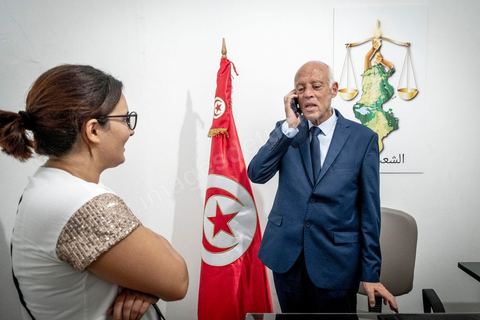 15 septembre 2019 : 18h alors que les bureaux de vote ferment, les premières rumeurs mettent le candidat indépendant et atypique Kais Saied, juriste conservateur, au second tour des élections présidentielles, dans son bureau austère au centre ville de Tunis, il reçoit les félicitations de sa proche équipe de campagne. Emotions retenues, pour une victoire suprise d'un candidat sans parti, ni structure, sans budget, ni soutien. 