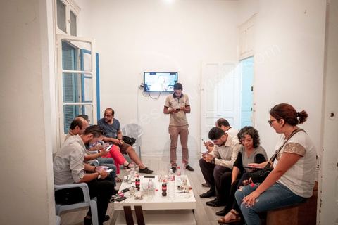 15 septembre 2019 : 18h alors que les bureaux de vote ferment, les premières rumeurs mettent le candidat indépendant et atypique Kais Saied, juriste conservateur, au second tour des élections présidentielles, dans son bureau austère au centre ville de Tunis, il reçoit les félicitations de sa proche équipe de campagne. Emotions retenues, pour une victoire suprise d'un candidat sans parti, ni structure, sans budget, ni soutien. 