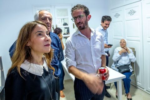 15 septembre 2019 : Salwa Smaoui, femme de Nabil Karoui au QG du parti de Nabil Karoui, candidat en prison à l'election présidentielle en Tunisie, les militants fêtent le passage au second tour selon les sondages, Nabil Karoui serait en deuxième position derrière le candidat surprise Kais Saïed. Ce premier tour marque la victoire de candidat indépendant et populiste, dévant de loin les candidats dits "progressistes" représnetant l'ancien sytéme et le candidat du parti islamiste Ennahdha. 