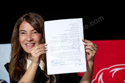15 septembre 2019 : Conférence de presse de Salwa Smaoui femme de Nabil Karoui lisant une letrre de son mari au QG du parti de Nabil Karoui, candidat en prison à l'election présidentielle en Tunisie, les militants fêtent le passage au second tour selon les sondages, Nabil Karoui serait en deuxième position derrière le candidat surprise Kais Saïed. Ce premier tour marque la victoire de candidat indépendant et populiste, dévant de loin les candidats dits "progressistes" représnetant l'ancien sytéme et le candidat du parti islamiste Ennahdha. 