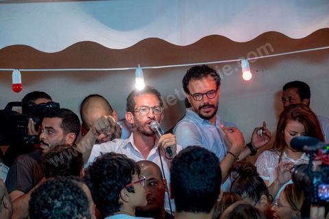 15 septembre 2019 : au QG du parti de Nabil Karoui, candidat en prison à l'election présidentielle en Tunisie, les militants fêtent le passage au second tour selon les sondages, Nabil Karoui serait en deuxième position derrière le candidat surprise Kais Saïed. Ce premier tour marque la victoire de candidat indépendant et populiste, dévant de loin les candidats dits "progressistes" représnetant l'ancien sytéme et le candidat du parti islamiste Ennahdha. 