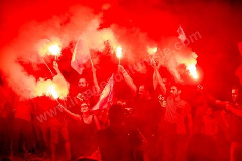 15 septembre 2019 : au QG du parti de Nabil Karoui, candidat en prison à l'election présidentielle en Tunisie, les militants fêtent le passage au second tour selon les sondages, Nabil Karoui serait en deuxième position derrière le candidat surprise Kais Saïed. Ce premier tour marque la victoire de candidat indépendant et populiste, dévant de loin les candidats dits "progressistes" représnetant l'ancien sytéme et le candidat du parti islamiste Ennahdha. 