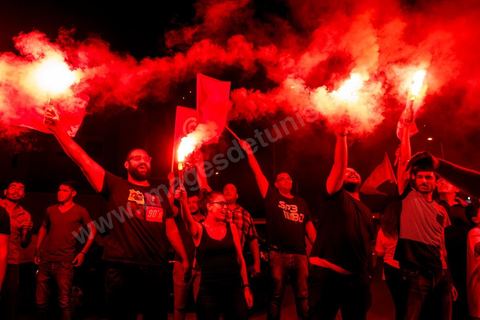 15 septembre 2019 : au QG du parti de Nabil Karoui, candidat en prison à l'election présidentielle en Tunisie, les militants fêtent le passage au second tour selon les sondages, Nabil Karoui serait en deuxième position derrière le candidat surprise Kais Saïed. Ce premier tour marque la victoire de candidat indépendant et populiste, dévant de loin les candidats dits "progressistes" représnetant l'ancien sytéme et le candidat du parti islamiste Ennahdha. 
