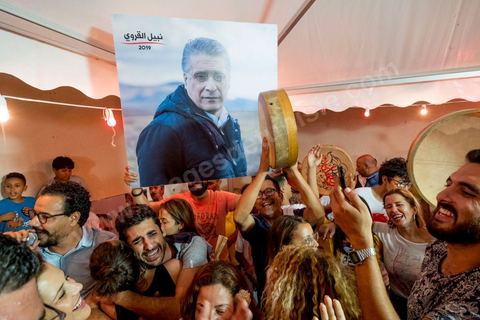 15 septembre 2019 : au QG du parti de Nabil Karoui, candidat en prison à l'election présidentielle en Tunisie, les militants fêtent le passage au second tour selon les sondages, Nabil Karoui serait en deuxième position derrière le candidat surprise Kais Saïed. Ce premier tour marque la victoire de candidat indépendant et populiste, dévant de loin les candidats dits "progressistes" représnetant l'ancien sytéme et le candidat du parti islamiste Ennahdha. 