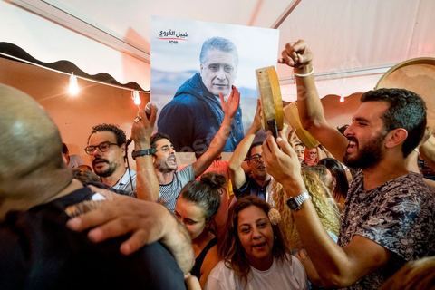 15 septembre 2019 : au QG du parti de Nabil Karoui, candidat en prison à l'election présidentielle en Tunisie, les militants fêtent le passage au second tour selon les sondages, Nabil Karoui serait en deuxième position derrière le candidat surprise Kais Saïed. Ce premier tour marque la victoire de candidat indépendant et populiste, dévant de loin les candidats dits "progressistes" représnetant l'ancien sytéme et le candidat du parti islamiste Ennahdha. 