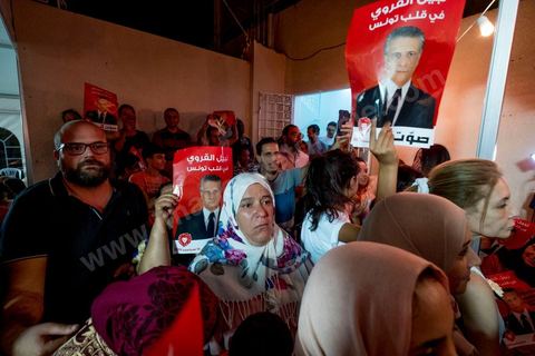 15 septembre 2019 : au QG du parti de Nabil Karoui, candidat en prison à l'election présidentielle en Tunisie, les militants fêtent le passage au second tour selon les sondages, Nabil Karoui serait en deuxième position derrière le candidat surprise Kais Saïed. Ce premier tour marque la victoire de candidat indépendant et populiste, dévant de loin les candidats dits "progressistes" représnetant l'ancien sytéme et le candidat du parti islamiste Ennahdha. 