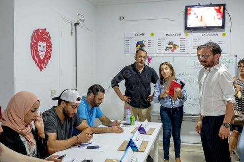 15 septembre 2019 : au QG du parti de Nabil Karoui, candidat en prison à l'election présidentielle en Tunisie, les militants fêtent le passage au second tour selon les sondages, Nabil Karoui serait en deuxième position derrière le candidat surprise Kais Saïed. Ce premier tour marque la victoire de candidat indépendant et populiste, dévant de loin les candidats dits "progressistes" représnetant l'ancien sytéme et le candidat du parti islamiste Ennahdha. 