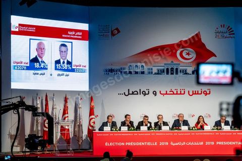 17 septembre 2019 : au centre de presse de l'ISIE, Instance Supérieure Indépendante des Elections, le prsident de l'ISIE, Nabil Baffoun, annonce les résultultas complets préliminaires du 1er tour des électiosn présidentielles du 15 septembre. Kais Saied, candidat indépendant, termin epremier avec 18,8 % suivi par Nabil Karoui, candidat en prison, avec 15,5 %, tous les deux sont qualifiés pour le second tour en atttendant d'éventuels recours invalidants et l'annonce officielle et definitives des résultats prévus dasn les trois emaines à venir maximum. 