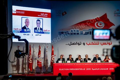 17 septembre 2019 : au centre de presse de l'ISIE, Instance Supérieure Indépendante des Elections, le prsident de l'ISIE, Nabil Baffoun, annonce les résultultas complets préliminaires du 1er tour des électiosn présidentielles du 15 septembre. Kais Saied, candidat indépendant, termin epremier avec 18,8 % suivi par Nabil Karoui, candidat en prison, avec 15,5 %, tous les deux sont qualifiés pour le second tour en atttendant d'éventuels recours invalidants et l'annonce officielle et definitives des résultats prévus dasn les trois emaines à venir maximum. 