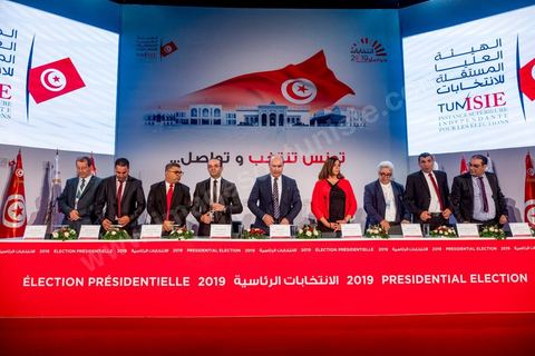 17 septembre 2019 : au centre de presse de l'ISIE, Instance Supérieure Indépendante des Elections, le prsident de l'ISIE, Nabil Baffoun, annonce les résultultas complets préliminaires du 1er tour des électiosn présidentielles du 15 septembre. Kais Saied, candidat indépendant, termin epremier avec 18,8 % suivi par Nabil Karoui, candidat en prison, avec 15,5 %, tous les deux sont qualifiés pour le second tour en atttendant d'éventuels recours invalidants et l'annonce officielle et definitives des résultats prévus dasn les trois emaines à venir maximum. 