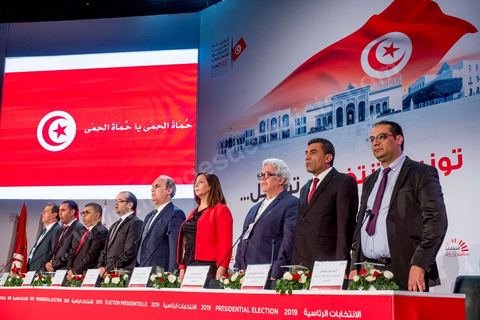 17 septembre 2019 : au centre de presse de l'ISIE, Instance Supérieure Indépendante des Elections, le prsident de l'ISIE, Nabil Baffoun, annonce les résultultas complets préliminaires du 1er tour des électiosn présidentielles du 15 septembre. Kais Saied, candidat indépendant, termin epremier avec 18,8 % suivi par Nabil Karoui, candidat en prison, avec 15,5 %, tous les deux sont qualifiés pour le second tour en atttendant d'éventuels recours invalidants et l'annonce officielle et definitives des résultats prévus dasn les trois emaines à venir maximum. 