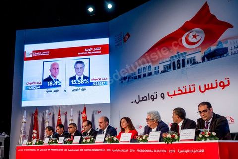 17 septembre 2019 : au centre de presse de l'ISIE, Instance Supérieure Indépendante des Elections, le prsident de l'ISIE, Nabil Baffoun, annonce les résultultas complets préliminaires du 1er tour des électiosn présidentielles du 15 septembre. Kais Saied, candidat indépendant, termin epremier avec 18,8 % suivi par Nabil Karoui, candidat en prison, avec 15,5 %, tous les deux sont qualifiés pour le second tour en atttendant d'éventuels recours invalidants et l'annonce officielle et definitives des résultats prévus dasn les trois emaines à venir maximum. 