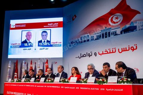 17 septembre 2019 : au centre de presse de l'ISIE, Instance Supérieure Indépendante des Elections, le prsident de l'ISIE, Nabil Baffoun, annonce les résultultas complets préliminaires du 1er tour des électiosn présidentielles du 15 septembre. Kais Saied, candidat indépendant, termin epremier avec 18,8 % suivi par Nabil Karoui, candidat en prison, avec 15,5 %, tous les deux sont qualifiés pour le second tour en atttendant d'éventuels recours invalidants et l'annonce officielle et definitives des résultats prévus dasn les trois emaines à venir maximum. 