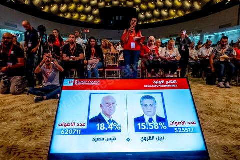 17 septembre 2019 : au centre de presse de l'ISIE, Instance Supérieure Indépendante des Elections, le prsident de l'ISIE, Nabil Baffoun, annonce les résultultas complets préliminaires du 1er tour des électiosn présidentielles du 15 septembre. Kais Saied, candidat indépendant, termin epremier avec 18,8 % suivi par Nabil Karoui, candidat en prison, avec 15,5 %, tous les deux sont qualifiés pour le second tour en atttendant d'éventuels recours invalidants et l'annonce officielle et definitives des résultats prévus dasn les trois emaines à venir maximum. 