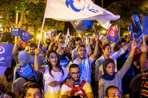 3 octobre 2019 : en cette fin de campagne électorale pour les légilsatives prévues ce dimanche 6 octobre, le parti Ennahdha organis eun grand meeting de cloture sur l'Avenue Habib Bourguiba à Tunis. En présence d'un grand nombre de militants du parti le meeting est plus une fête q'un meeting politique, le président du parti et candidat sur la circonscriptiond e Tunis 1 Rached Ghannouchi est venu saluer les militants accompagné de Adbalfattah Mourou, vice président du parti. 