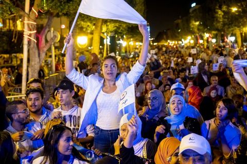 3 octobre 2019 : en cette fin de campagne électorale pour les légilsatives prévues ce dimanche 6 octobre, le parti Ennahdha organis eun grand meeting de cloture sur l'Avenue Habib Bourguiba à Tunis. En présence d'un grand nombre de militants du parti le meeting est plus une fête q'un meeting politique, le président du parti et candidat sur la circonscriptiond e Tunis 1 Rached Ghannouchi est venu saluer les militants accompagné de Adbalfattah Mourou, vice président du parti. 