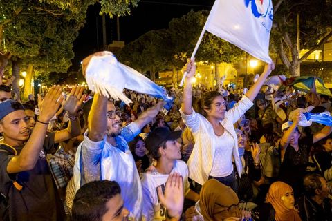 3 octobre 2019 : en cette fin de campagne électorale pour les légilsatives prévues ce dimanche 6 octobre, le parti Ennahdha organis eun grand meeting de cloture sur l'Avenue Habib Bourguiba à Tunis. En présence d'un grand nombre de militants du parti le meeting est plus une fête q'un meeting politique, le président du parti et candidat sur la circonscriptiond e Tunis 1 Rached Ghannouchi est venu saluer les militants accompagné de Adbalfattah Mourou, vice président du parti. 