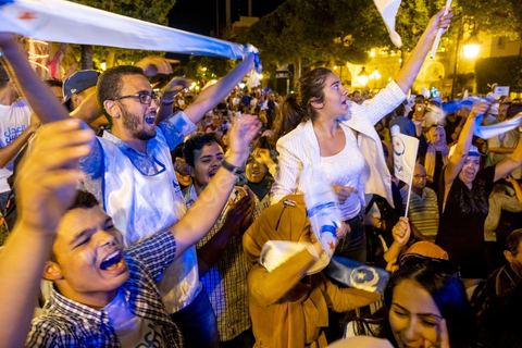 3 octobre 2019 : en cette fin de campagne électorale pour les légilsatives prévues ce dimanche 6 octobre, le parti Ennahdha organis eun grand meeting de cloture sur l'Avenue Habib Bourguiba à Tunis. En présence d'un grand nombre de militants du parti le meeting est plus une fête q'un meeting politique, le président du parti et candidat sur la circonscriptiond e Tunis 1 Rached Ghannouchi est venu saluer les militants accompagné de Adbalfattah Mourou, vice président du parti. 