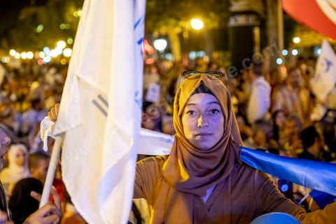 3 octobre 2019 : en cette fin de campagne électorale pour les légilsatives prévues ce dimanche 6 octobre, le parti Ennahdha organis eun grand meeting de cloture sur l'Avenue Habib Bourguiba à Tunis. En présence d'un grand nombre de militants du parti le meeting est plus une fête q'un meeting politique, le président du parti et candidat sur la circonscriptiond e Tunis 1 Rached Ghannouchi est venu saluer les militants accompagné de Adbalfattah Mourou, vice président du parti. 