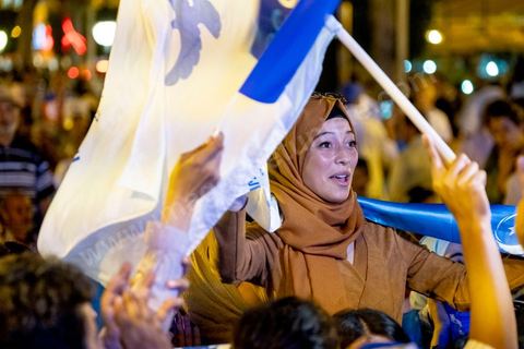 3 octobre 2019 : en cette fin de campagne électorale pour les légilsatives prévues ce dimanche 6 octobre, le parti Ennahdha organis eun grand meeting de cloture sur l'Avenue Habib Bourguiba à Tunis. En présence d'un grand nombre de militants du parti le meeting est plus une fête q'un meeting politique, le président du parti et candidat sur la circonscriptiond e Tunis 1 Rached Ghannouchi est venu saluer les militants accompagné de Adbalfattah Mourou, vice président du parti. 