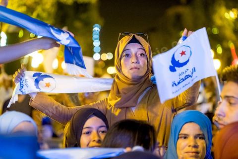 3 octobre 2019 : en cette fin de campagne électorale pour les légilsatives prévues ce dimanche 6 octobre, le parti Ennahdha organis eun grand meeting de cloture sur l'Avenue Habib Bourguiba à Tunis. En présence d'un grand nombre de militants du parti le meeting est plus une fête q'un meeting politique, le président du parti et candidat sur la circonscriptiond e Tunis 1 Rached Ghannouchi est venu saluer les militants accompagné de Adbalfattah Mourou, vice président du parti. 