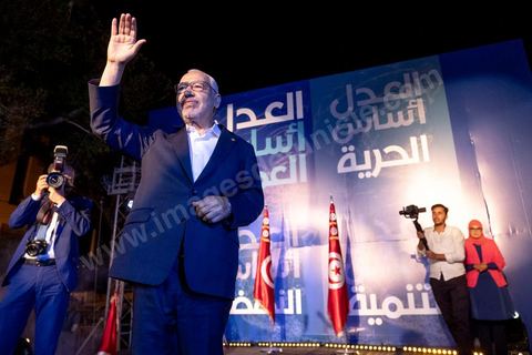 3 octobre 2019 : en cette fin de campagne électorale pour les légilsatives prévues ce dimanche 6 octobre, le parti Ennahdha organis eun grand meeting de cloture sur l'Avenue Habib Bourguiba à Tunis. En présence d'un grand nombre de militants du parti le meeting est plus une fête q'un meeting politique, le président du parti et candidat sur la circonscriptiond e Tunis 1 Rached Ghannouchi est venu saluer les militants accompagné de Adbalfattah Mourou, vice président du parti. 