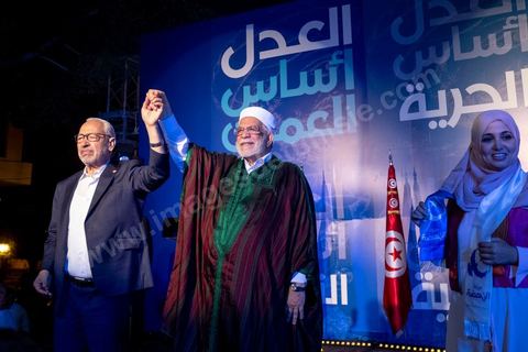 3 octobre 2019 : en cette fin de campagne électorale pour les légilsatives prévues ce dimanche 6 octobre, le parti Ennahdha organis eun grand meeting de cloture sur l'Avenue Habib Bourguiba à Tunis. En présence d'un grand nombre de militants du parti le meeting est plus une fête q'un meeting politique, le président du parti et candidat sur la circonscriptiond e Tunis 1 Rached Ghannouchi est venu saluer les militants accompagné de Adbalfattah Mourou, vice président du parti. 