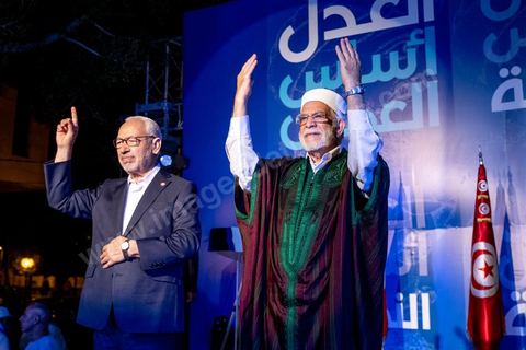 3 octobre 2019 : en cette fin de campagne électorale pour les légilsatives prévues ce dimanche 6 octobre, le parti Ennahdha organis eun grand meeting de cloture sur l'Avenue Habib Bourguiba à Tunis. En présence d'un grand nombre de militants du parti le meeting est plus une fête q'un meeting politique, le président du parti et candidat sur la circonscriptiond e Tunis 1 Rached Ghannouchi est venu saluer les militants accompagné de Adbalfattah Mourou, vice président du parti. 