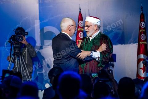 3 octobre 2019 : en cette fin de campagne électorale pour les légilsatives prévues ce dimanche 6 octobre, le parti Ennahdha organis eun grand meeting de cloture sur l'Avenue Habib Bourguiba à Tunis. En présence d'un grand nombre de militants du parti le meeting est plus une fête q'un meeting politique, le président du parti et candidat sur la circonscriptiond e Tunis 1 Rached Ghannouchi est venu saluer les militants accompagné de Adbalfattah Mourou, vice président du parti. 