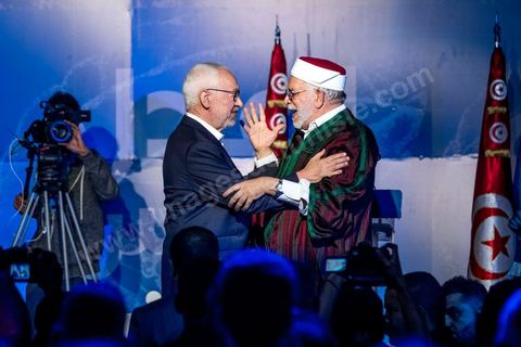 3 octobre 2019 : en cette fin de campagne électorale pour les légilsatives prévues ce dimanche 6 octobre, le parti Ennahdha organis eun grand meeting de cloture sur l'Avenue Habib Bourguiba à Tunis. En présence d'un grand nombre de militants du parti le meeting est plus une fête q'un meeting politique, le président du parti et candidat sur la circonscriptiond e Tunis 1 Rached Ghannouchi est venu saluer les militants accompagné de Adbalfattah Mourou, vice président du parti. 