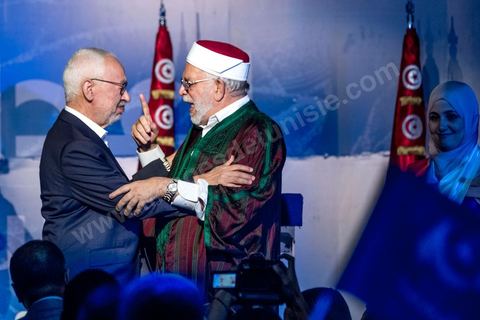 3 octobre 2019 : en cette fin de campagne électorale pour les légilsatives prévues ce dimanche 6 octobre, le parti Ennahdha organis eun grand meeting de cloture sur l'Avenue Habib Bourguiba à Tunis. En présence d'un grand nombre de militants du parti le meeting est plus une fête q'un meeting politique, le président du parti et candidat sur la circonscriptiond e Tunis 1 Rached Ghannouchi est venu saluer les militants accompagné de Adbalfattah Mourou, vice président du parti. 
