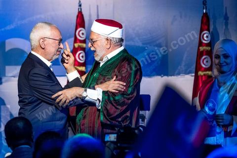 3 octobre 2019 : en cette fin de campagne électorale pour les légilsatives prévues ce dimanche 6 octobre, le parti Ennahdha organis eun grand meeting de cloture sur l'Avenue Habib Bourguiba à Tunis. En présence d'un grand nombre de militants du parti le meeting est plus une fête q'un meeting politique, le président du parti et candidat sur la circonscriptiond e Tunis 1 Rached Ghannouchi est venu saluer les militants accompagné de Adbalfattah Mourou, vice président du parti. 