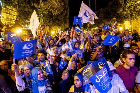 3 octobre 2019 : en cette fin de campagne électorale pour les légilsatives prévues ce dimanche 6 octobre, le parti Ennahdha organis eun grand meeting de cloture sur l'Avenue Habib Bourguiba à Tunis. En présence d'un grand nombre de militants du parti le meeting est plus une fête q'un meeting politique, le président du parti et candidat sur la circonscriptiond e Tunis 1 Rached Ghannouchi est venu saluer les militants accompagné de Adbalfattah Mourou, vice président du parti. 
