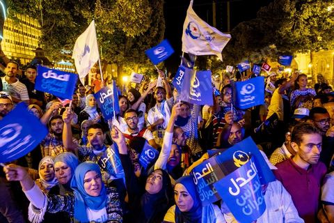 3 octobre 2019 : en cette fin de campagne électorale pour les légilsatives prévues ce dimanche 6 octobre, le parti Ennahdha organis eun grand meeting de cloture sur l'Avenue Habib Bourguiba à Tunis. En présence d'un grand nombre de militants du parti le meeting est plus une fête q'un meeting politique, le président du parti et candidat sur la circonscriptiond e Tunis 1 Rached Ghannouchi est venu saluer les militants accompagné de Adbalfattah Mourou, vice président du parti. 