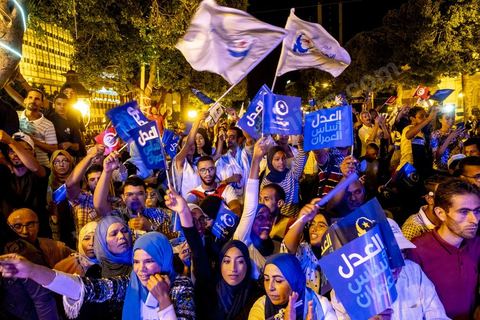 3 octobre 2019 : en cette fin de campagne électorale pour les légilsatives prévues ce dimanche 6 octobre, le parti Ennahdha organis eun grand meeting de cloture sur l'Avenue Habib Bourguiba à Tunis. En présence d'un grand nombre de militants du parti le meeting est plus une fête q'un meeting politique, le président du parti et candidat sur la circonscriptiond e Tunis 1 Rached Ghannouchi est venu saluer les militants accompagné de Adbalfattah Mourou, vice président du parti. 