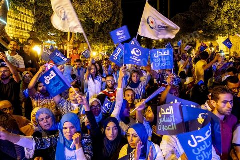 3 octobre 2019 : en cette fin de campagne électorale pour les légilsatives prévues ce dimanche 6 octobre, le parti Ennahdha organis eun grand meeting de cloture sur l'Avenue Habib Bourguiba à Tunis. En présence d'un grand nombre de militants du parti le meeting est plus une fête q'un meeting politique, le président du parti et candidat sur la circonscriptiond e Tunis 1 Rached Ghannouchi est venu saluer les militants accompagné de Adbalfattah Mourou, vice président du parti. 
