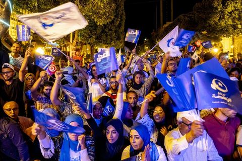 3 octobre 2019 : en cette fin de campagne électorale pour les légilsatives prévues ce dimanche 6 octobre, le parti Ennahdha organis eun grand meeting de cloture sur l'Avenue Habib Bourguiba à Tunis. En présence d'un grand nombre de militants du parti le meeting est plus une fête q'un meeting politique, le président du parti et candidat sur la circonscriptiond e Tunis 1 Rached Ghannouchi est venu saluer les militants accompagné de Adbalfattah Mourou, vice président du parti. 