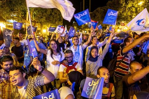 3 octobre 2019 : en cette fin de campagne électorale pour les légilsatives prévues ce dimanche 6 octobre, le parti Ennahdha organis eun grand meeting de cloture sur l'Avenue Habib Bourguiba à Tunis. En présence d'un grand nombre de militants du parti le meeting est plus une fête q'un meeting politique, le président du parti et candidat sur la circonscriptiond e Tunis 1 Rached Ghannouchi est venu saluer les militants accompagné de Adbalfattah Mourou, vice président du parti. 