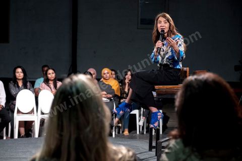 03 octobre 2019 : dans le cadre de la campagne électorale pour les législatives, Salwa Smaoui, épouse de Nabil Karoui, président du parti "au couer de la Tunisie" et incarcéré depuis le 23 aout 2019, fait campagne pour le parti. Ce soir elle anime un talk show dans un théâtre de Tunis en présence de jeunes venus exprimer leurs revendications. Salwa expose les solutions et le programme du parti. 