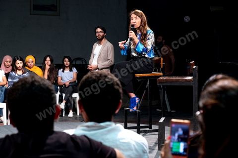 03 octobre 2019 : dans le cadre de la campagne électorale pour les législatives, Salwa Smaoui, épouse de Nabil Karoui, président du parti "au couer de la Tunisie" et incarcéré depuis le 23 aout 2019, fait campagne pour le parti. Ce soir elle anime un talk show dans un théâtre de Tunis en présence de jeunes venus exprimer leurs revendications. Salwa expose les solutions et le programme du parti. 