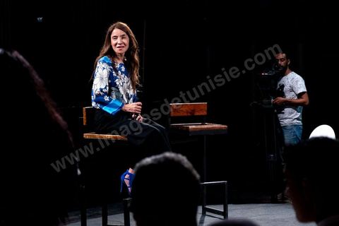 03 octobre 2019 : dans le cadre de la campagne électorale pour les législatives, Salwa Smaoui, épouse de Nabil Karoui, président du parti "au couer de la Tunisie" et incarcéré depuis le 23 aout 2019, fait campagne pour le parti. Ce soir elle anime un talk show dans un théâtre de Tunis en présence de jeunes venus exprimer leurs revendications. Salwa expose les solutions et le programme du parti. 