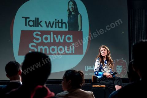 03 octobre 2019 : dans le cadre de la campagne électorale pour les législatives, Salwa Smaoui, épouse de Nabil Karoui, président du parti "au couer de la Tunisie" et incarcéré depuis le 23 aout 2019, fait campagne pour le parti. Ce soir elle anime un talk show dans un théâtre de Tunis en présence de jeunes venus exprimer leurs revendications. Salwa expose les solutions et le programme du parti. 