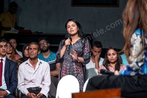 03 octobre 2019 : dans le cadre de la campagne électorale pour les législatives, Salwa Smaoui, épouse de Nabil Karoui, président du parti "au couer de la Tunisie" et incarcéré depuis le 23 aout 2019, fait campagne pour le parti. Ce soir elle anime un talk show dans un théâtre de Tunis en présence de jeunes venus exprimer leurs revendications. Salwa expose les solutions et le programme du parti. 