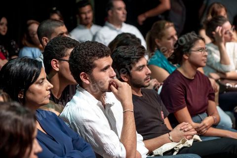 03 octobre 2019 : dans le cadre de la campagne électorale pour les législatives, Salwa Smaoui, épouse de Nabil Karoui, président du parti "au couer de la Tunisie" et incarcéré depuis le 23 aout 2019, fait campagne pour le parti. Ce soir elle anime un talk show dans un théâtre de Tunis en présence de jeunes venus exprimer leurs revendications. Salwa expose les solutions et le programme du parti. 