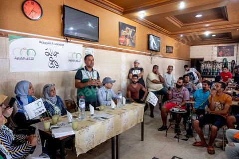 03 octobre 2019 : dans un café du quartier populaire de Raoued, Seifeddine Makhlouf, avocat, candidat éliminé au 1er tour des président et porte parole de la coalition Al Karama, mouvement islamiste proche des jeunes de la révolution, tient une réunion. lors de cette réunion il a indiqué que les habitants de Ben Guerdane sont les plus heureux en Tunisie. « Il y a une absence de l’Etat à Ben Guerdane. La police et l’administration sont quasi-inexistantes. Les habitants de Ben Guerdane sont des hors la loi. La douane tunisienne est éloignée de Ben Guerdane. Souvent, quand on se libère des griffes de l’Etat, on devient heureux ». Et d’ajouter : « Lorsque je me rends à Ben Guerdane, je m’amuse. On peut tout acheter avec les contrebandiers. Souvent, on trouve un agent de police. Il te salue pas plus. La loi n’est pas appliquée. C’est pour cette raison que les habitants de Ben Guerdane sont des gens libres ».