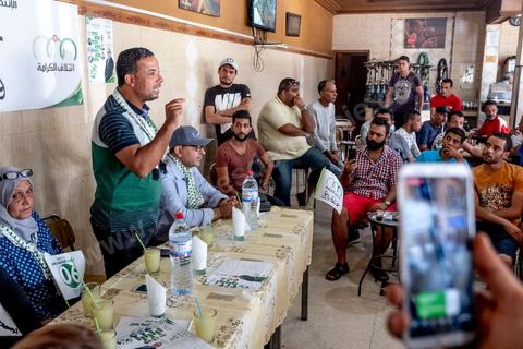 03 octobre 2019 : dans un café du quartier populaire de Raoued, Seifeddine Makhlouf, avocat, candidat éliminé au 1er tour des président et porte parole de la coalition Al Karama, mouvement islamiste proche des jeunes de la révolution, tient une réunion. lors de cette réunion il a indiqué que les habitants de Ben Guerdane sont les plus heureux en Tunisie. « Il y a une absence de l’Etat à Ben Guerdane. La police et l’administration sont quasi-inexistantes. Les habitants de Ben Guerdane sont des hors la loi. La douane tunisienne est éloignée de Ben Guerdane. Souvent, quand on se libère des griffes de l’Etat, on devient heureux ». Et d’ajouter : « Lorsque je me rends à Ben Guerdane, je m’amuse. On peut tout acheter avec les contrebandiers. Souvent, on trouve un agent de police. Il te salue pas plus. La loi n’est pas appliquée. C’est pour cette raison que les habitants de Ben Guerdane sont des gens libres ».