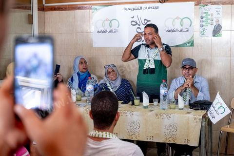 03 octobre 2019 : dans un café du quartier populaire de Raoued, Seifeddine Makhlouf, avocat, candidat éliminé au 1er tour des président et porte parole de la coalition Al Karama, mouvement islamiste proche des jeunes de la révolution, tient une réunion. lors de cette réunion il a indiqué que les habitants de Ben Guerdane sont les plus heureux en Tunisie. « Il y a une absence de l’Etat à Ben Guerdane. La police et l’administration sont quasi-inexistantes. Les habitants de Ben Guerdane sont des hors la loi. La douane tunisienne est éloignée de Ben Guerdane. Souvent, quand on se libère des griffes de l’Etat, on devient heureux ». Et d’ajouter : « Lorsque je me rends à Ben Guerdane, je m’amuse. On peut tout acheter avec les contrebandiers. Souvent, on trouve un agent de police. Il te salue pas plus. La loi n’est pas appliquée. C’est pour cette raison que les habitants de Ben Guerdane sont des gens libres ».