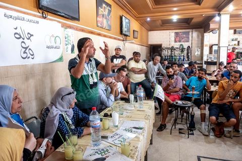 03 octobre 2019 : dans un café du quartier populaire de Raoued, Seifeddine Makhlouf, avocat, candidat éliminé au 1er tour des président et porte parole de la coalition Al Karama, mouvement islamiste proche des jeunes de la révolution, tient une réunion. lors de cette réunion il a indiqué que les habitants de Ben Guerdane sont les plus heureux en Tunisie. « Il y a une absence de l’Etat à Ben Guerdane. La police et l’administration sont quasi-inexistantes. Les habitants de Ben Guerdane sont des hors la loi. La douane tunisienne est éloignée de Ben Guerdane. Souvent, quand on se libère des griffes de l’Etat, on devient heureux ». Et d’ajouter : « Lorsque je me rends à Ben Guerdane, je m’amuse. On peut tout acheter avec les contrebandiers. Souvent, on trouve un agent de police. Il te salue pas plus. La loi n’est pas appliquée. C’est pour cette raison que les habitants de Ben Guerdane sont des gens libres ».
